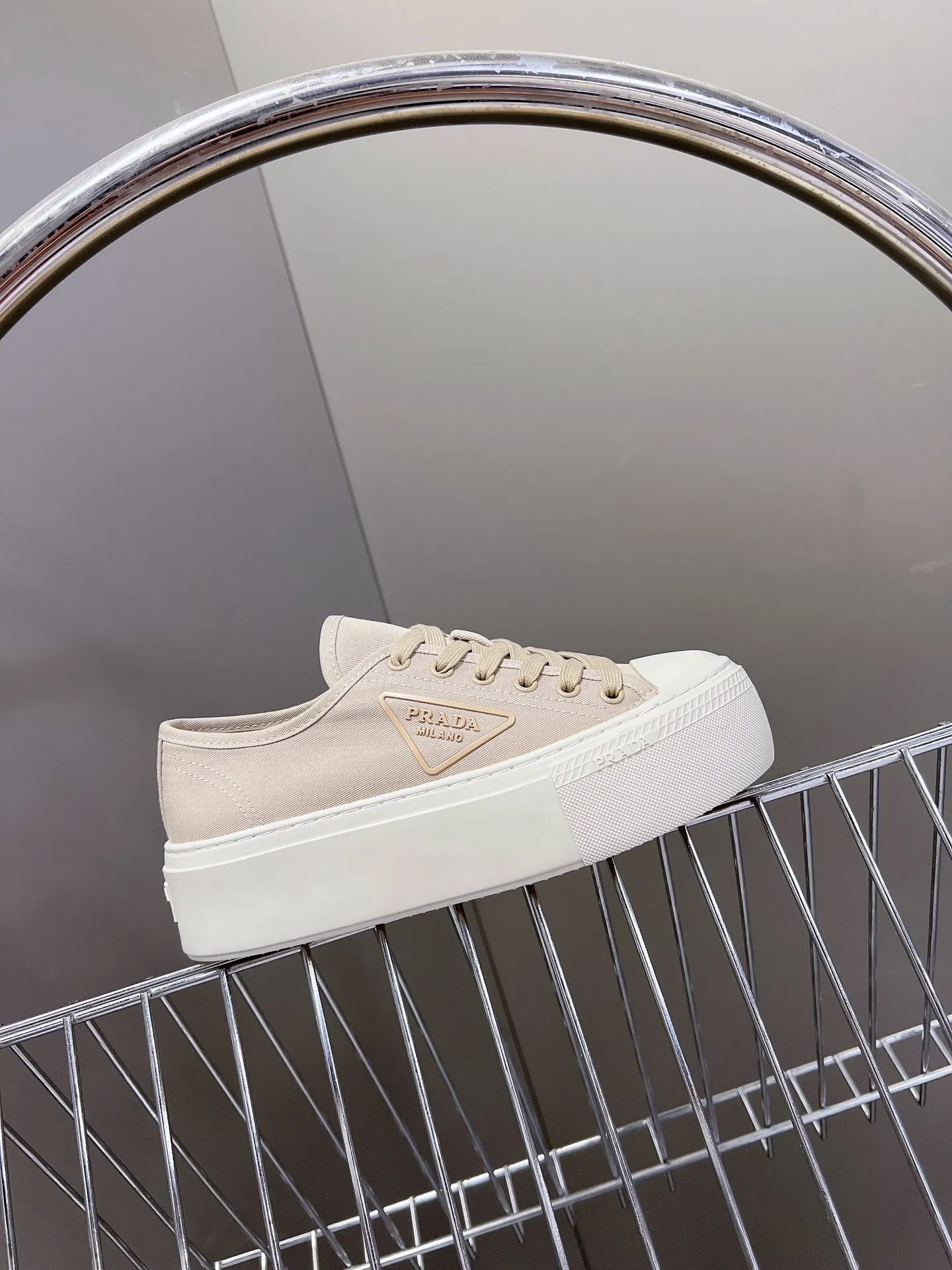 👟👟Ex-factory price 480👟👟 Women's Shoes Women's Clothing Prada Prada Canvas Shoes Technical Canvas Latest Black Technology After a few years, Prada has brought us beautiful biscuit shoes again. A must-have item that fashionistas must not miss. There are no complicated decorations, and the texture is very vintage. The purity and minimalism are neat and poetic. The latest canvas adds a casual touch.  Upper: original technical canvas. Short foot pad: sheepskin. Outsole: Eva ultra-light foam. Outsole height 4CM. Size: #35-41 (customized for 40 units, non-refundable).